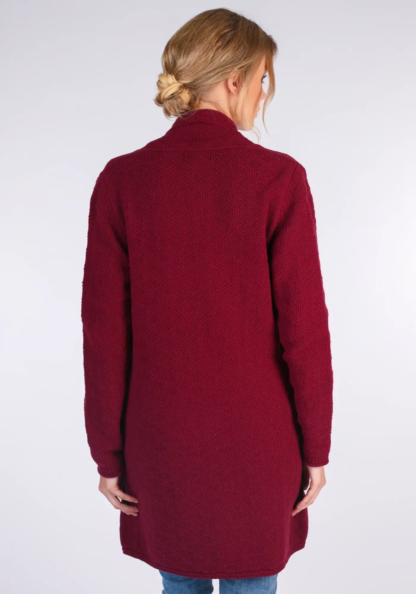 Der Ebbie Cardigan in Rot vereint modischen Schalkragen-Stil und weiche Lambswool für höchsten Tragekomfort. Ideal für entspannte, aber stilvolle Outfits.