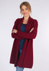 Der Ebbie Long-Cardigan in Rot besticht durch seinen eleganten Schalkragen und die weiche Wollmischung. Ein vielseitiger und modischer Begleiter für jeden Anlass.