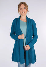 Die Ebbie Strickjacke in Hellblau bietet klassischen Stil mit einem sportiven Schalkragen. Der weiche Wollmix sorgt für optimalen Tragekomfort und einen entspannten Look.