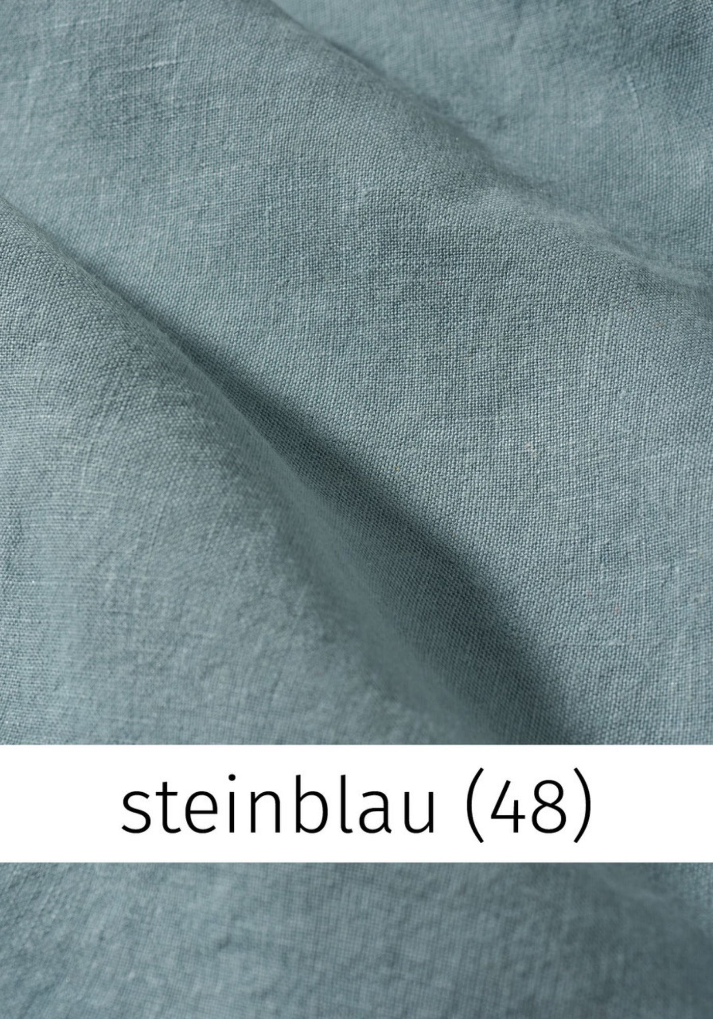 Detailansicht des steinblauen Leinenschals aus 100 % Leinen mit feiner Webstruktur von Heidekönigin.