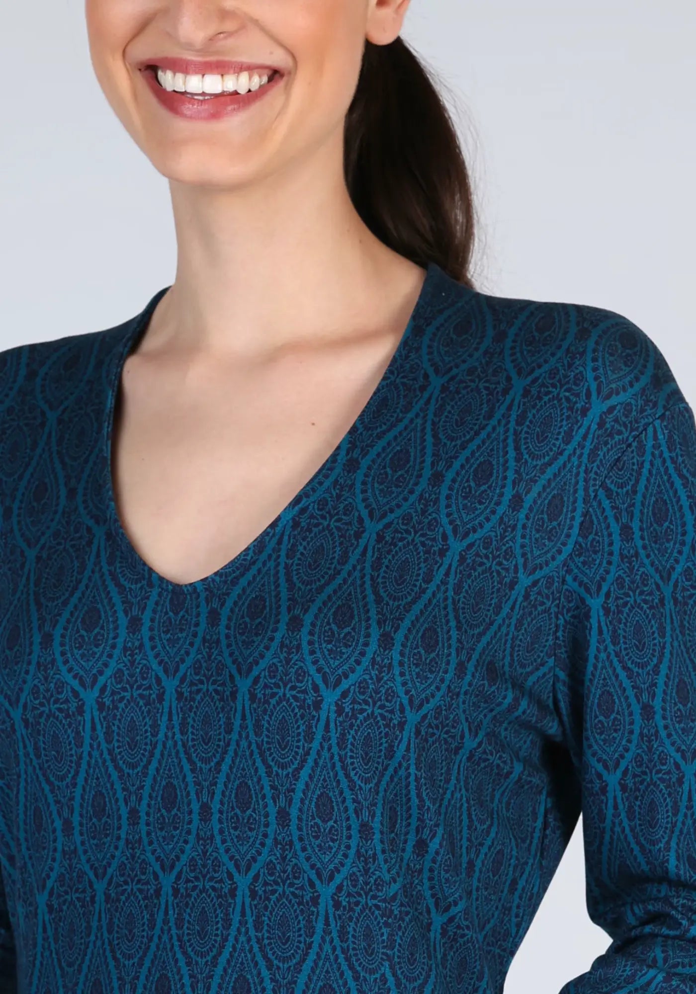 Das Florine Kleid in Blau überzeugt mit einem taillierten Schnitt und V-Ausschnitt. Der grafische Berry-Druck verleiht dem Kleid eine besondere Note, ideal für den Spätsommer.