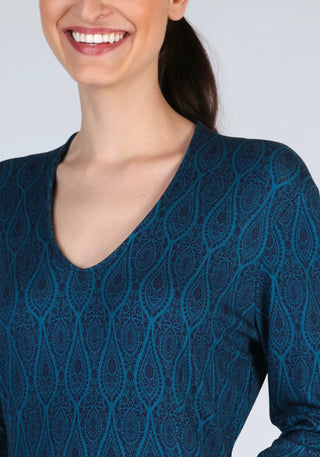 Das Florine Kleid in Blau überzeugt mit einem taillierten Schnitt und V-Ausschnitt. Der grafische Berry-Druck verleiht dem Kleid eine besondere Note, ideal für den Spätsommer.