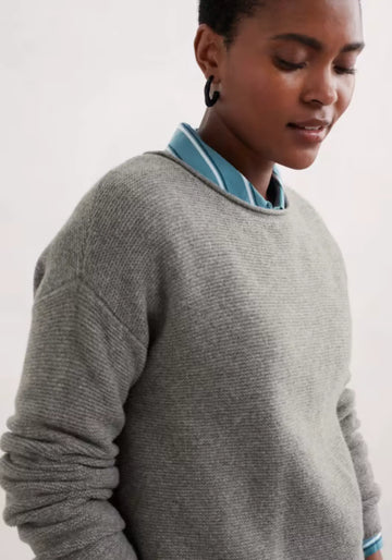 Fruity Jumper in Oyster Grey, oversized und superweich, gefertigt aus Merinowolle. Perfekt für stilvolle und gemütliche Looks.