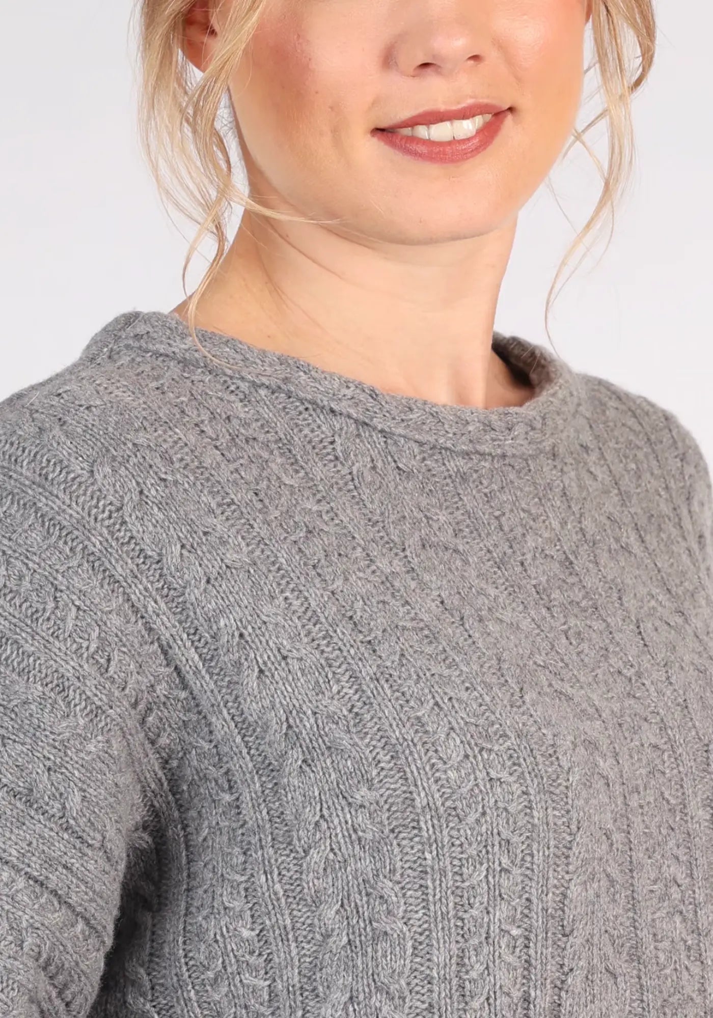 Der Mitzi Pullover in Grau bietet maximalen Komfort dank seiner weichen Lambswool und dem lässigen Oversized-Schnitt. Perfekt für den täglichen Einsatz.