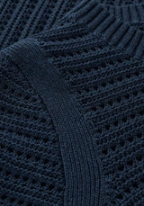 Gull Rock Pullover in Dunkelblau mit entspanntem Schnitt und schmalen Rippdetails an Saum und Bündchen. Nachhaltig und stilvoll.