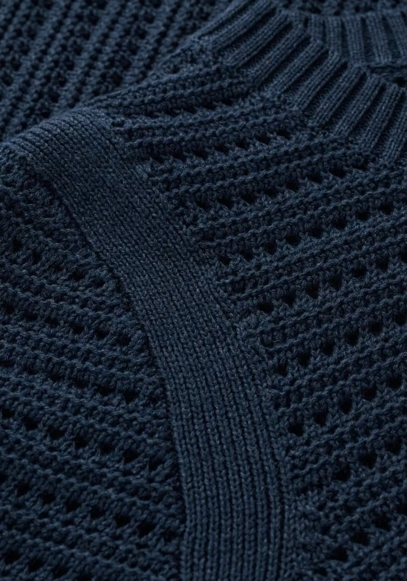 Gull Rock Pullover in Dunkelblau mit entspanntem Schnitt und schmalen Rippdetails an Saum und Bündchen. Nachhaltig und stilvoll.