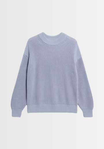 Freigestellte Ansicht des HAAYLE Sweaters in „misty morning“, gefertigt aus Bio-Baumwolle. Der schlichte, rippige Pullover mit Loose Fit und Rundhalsausschnitt besticht durch sein minimalistisches Design.