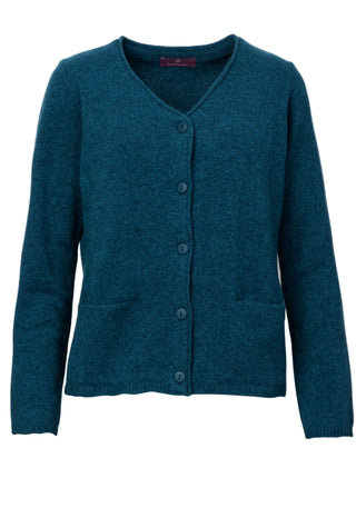 Strickjacke in Dunkelpetrol von HEIDEKÖNIGIN, gefertigt aus 100% mulesing-freier Schurwolle, mit Knopfleiste, hergestellt in Litauen. Ideal für kühle Tage.