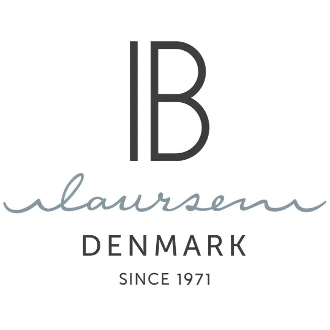 IB Laursen Logo – Skandinavisches Design für Haus und Garten. Entdecke vielseitige Dekoartikel und Lifestyle-Produkte bei lieblingsstuecke.shop.