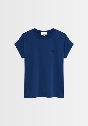 Freigestelltes T-Shirt in Dunkelblau, mit runden Ärmeln und kleinem Logo-Stitch, aus GOTS-zertifizierter Bio-Baumwolle.