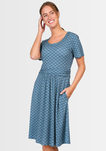 Vorderansicht des Kleids „Malindamia“ in klassischem Dunkelblau (Navy). Das nachhaltige Viskose-Elasthan-Material und der taillierte Schnitt verleihen diesem Midikleid einen eleganten, femininen Charakter.