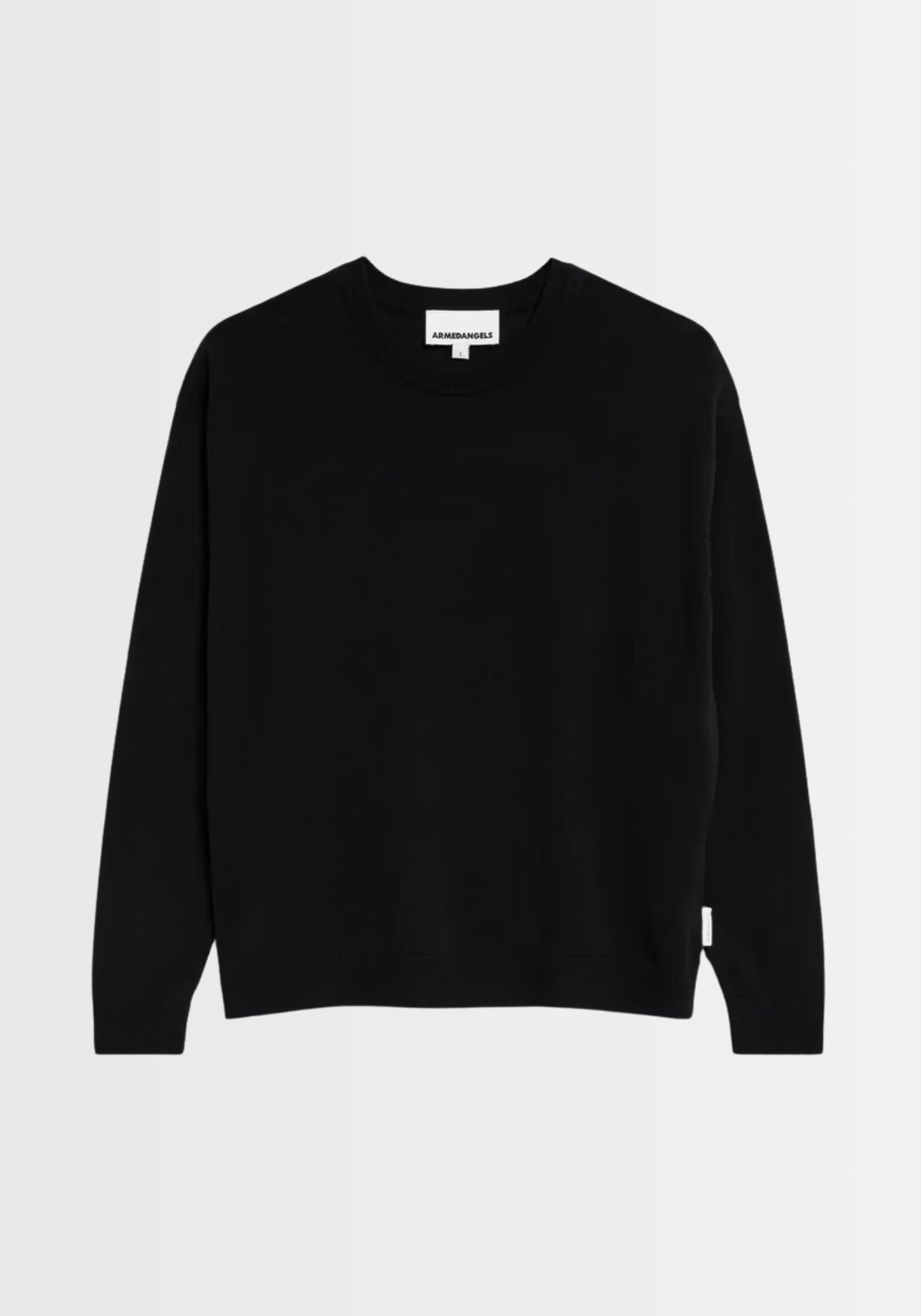 Freigestellter Sweater aus einem Bio-Baumwoll-TENCEL™-Mix in Schwarz, mit standardlanger Schnittführung und langen Ärmeln, perfekt für minimalistische Looks.

