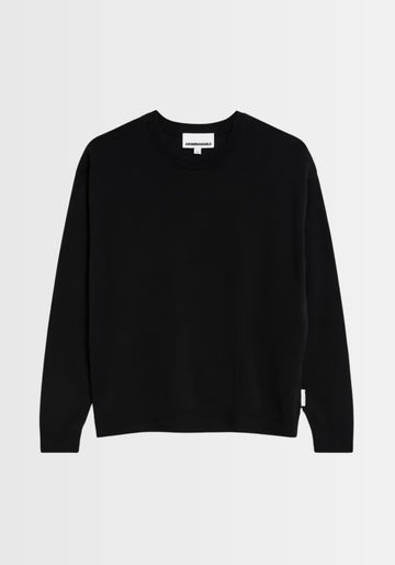 Freigestellter Sweater aus einem Bio-Baumwoll-TENCEL™-Mix in Schwarz, mit standardlanger Schnittführung und langen Ärmeln, perfekt für minimalistische Looks.

