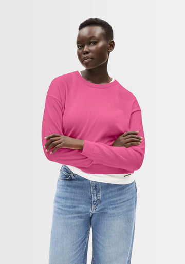 Seitenansicht des Larunaa Sweaters in Crushed Berry, der durch seinen lässigen Loose Fit und feinen Strick überzeugt – ideal für einen entspannten Alltagsstil.
