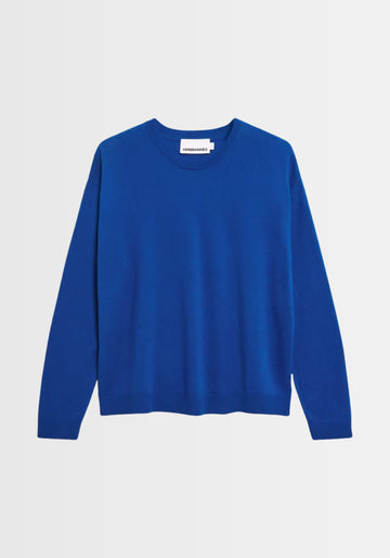 Freigestellter Larunaa Sweater in lapis blue, aus 50 % Bio-Baumwolle und 50 % TENCEL™ Lyocell, ideal als Basic-Piece für vielseitige Outfits.