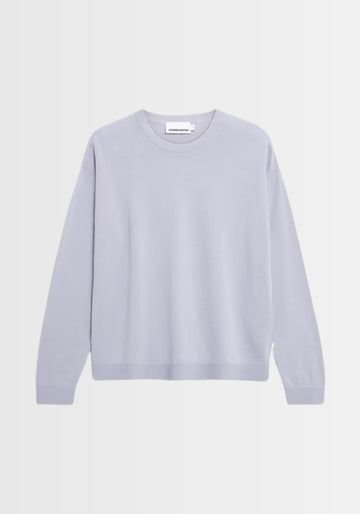 Freigestelltes Bild des Larunaa Sweaters, das die hochwertige Verarbeitung und den bequemen Loose Fit aus 50% Bio-Baumwolle und 50% TENCEL™ Lyocell hervorhebt.