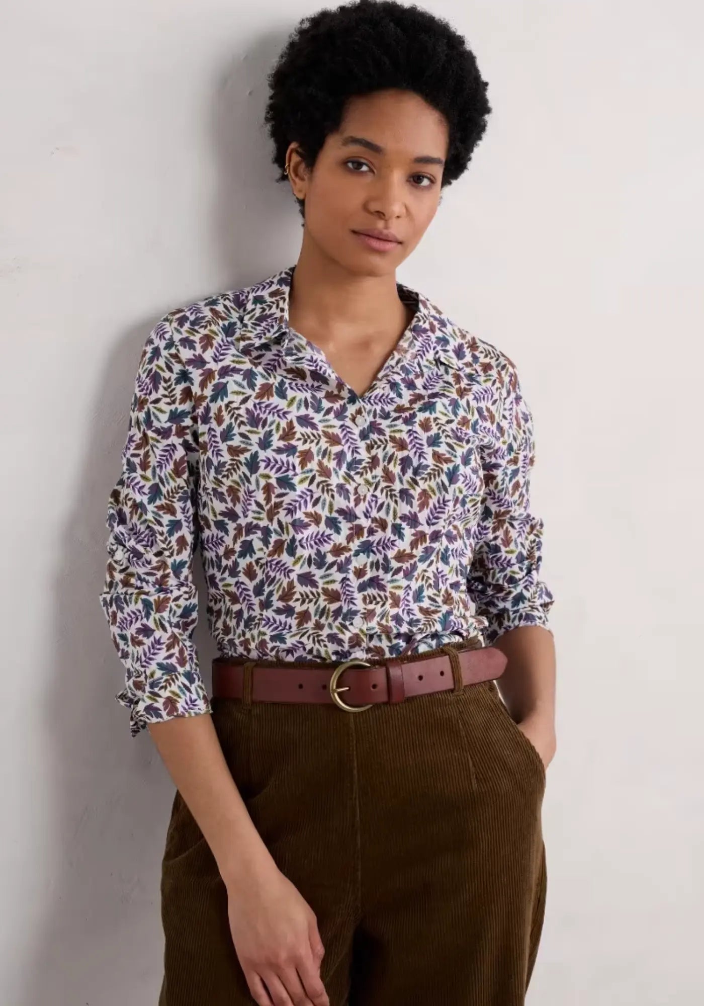 Bügelfreie Larissa Bluse mit lässiger Knitteroptik, Sunlit Leaves Chalk Print und langen Ärmeln zum Hochkrempeln.