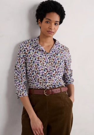 Bügelfreie Larissa Bluse mit lässiger Knitteroptik, Sunlit Leaves Chalk Print und langen Ärmeln zum Hochkrempeln.