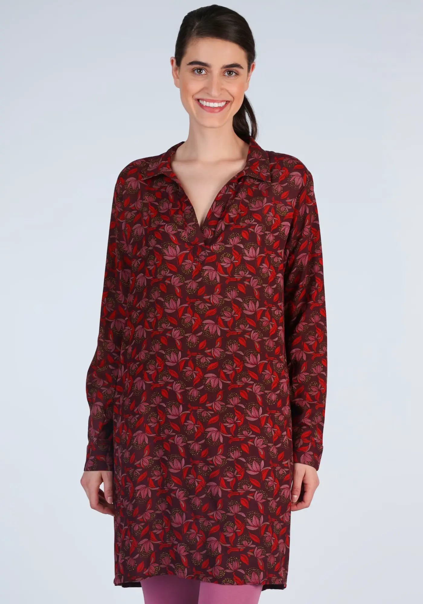 Die Magda Tunika in Rot ist die perfekte Wahl für den Spätsommer. Der florale Print und die lockere Passform bringen Frische und Eleganz in deinen Look.