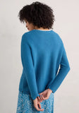 Makers Pullover in Blau aus 100% Bio-Baumwolle, erhältlich bei lieblingsstuecke.shop. Stilvoller Pullover mit Rippenstruktur und Rundhalsausschnitt.