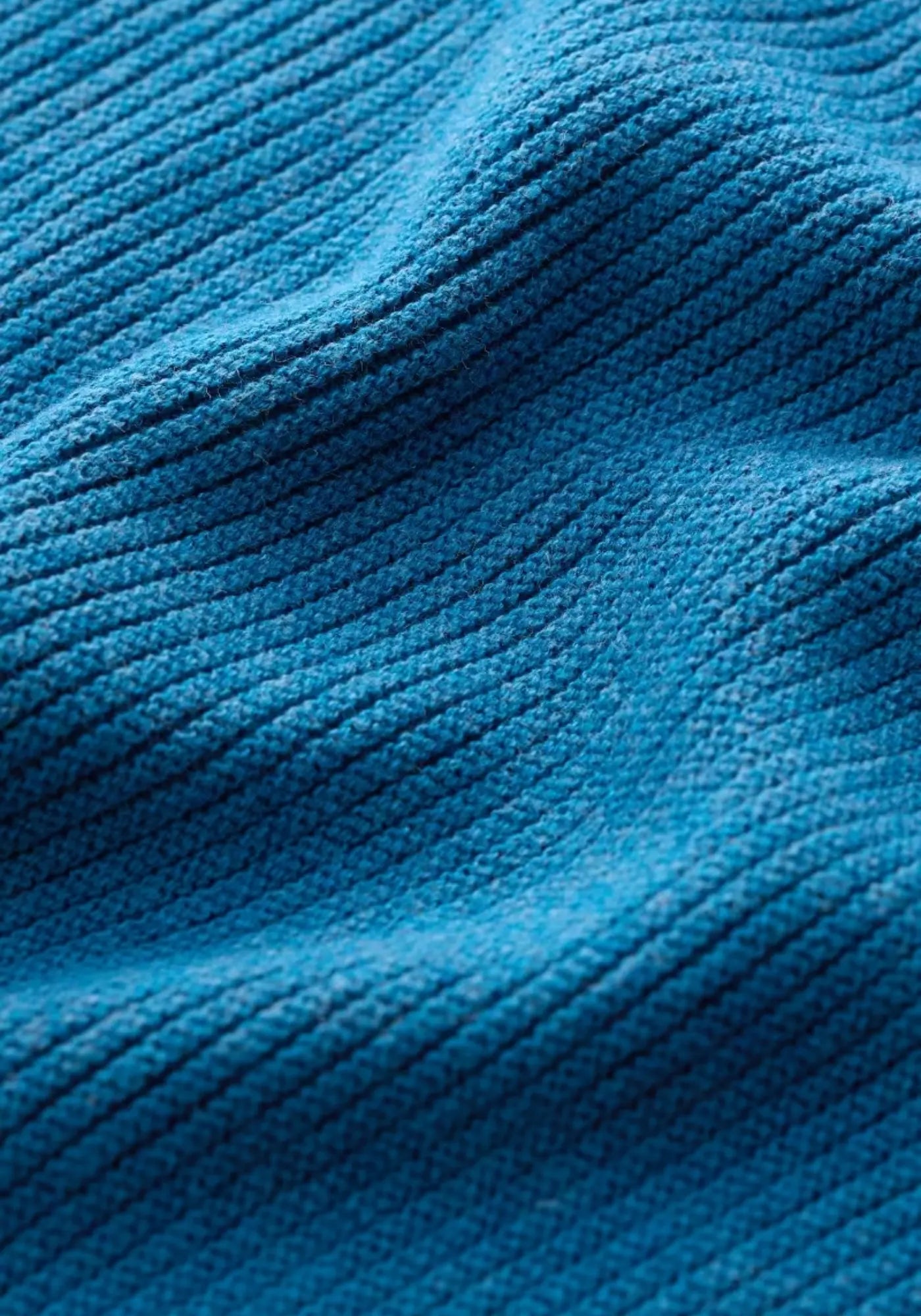 Fair produzierter Makers Pullover in leuchtendem Blau aus Bio-Baumwolle. Lockerer Schnitt und Rollsaum sorgen für Komfort und Stil.