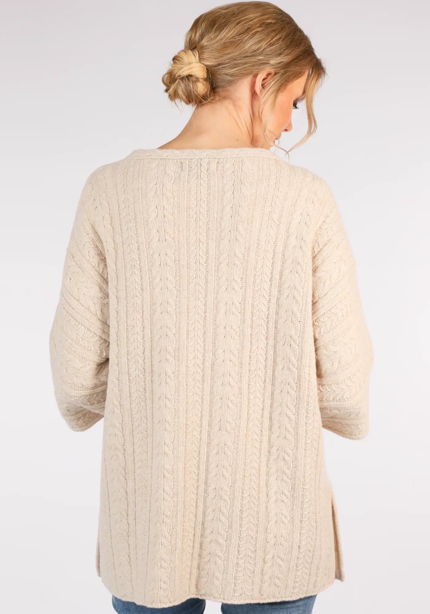 Der Mitzi Pullover in Beige begeistert mit zeitlosem Cable-Muster und Rundhals-Ausschnitt. Ein stilvoller Begleiter für deinen Alltag. Jetzt online kaufen!