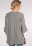 Der graue Mitzi Pullover besticht durch sein minimalistisches Design und die bequeme Passform. Ein Must-Have für jeden, der Stil und Komfort schätzt!