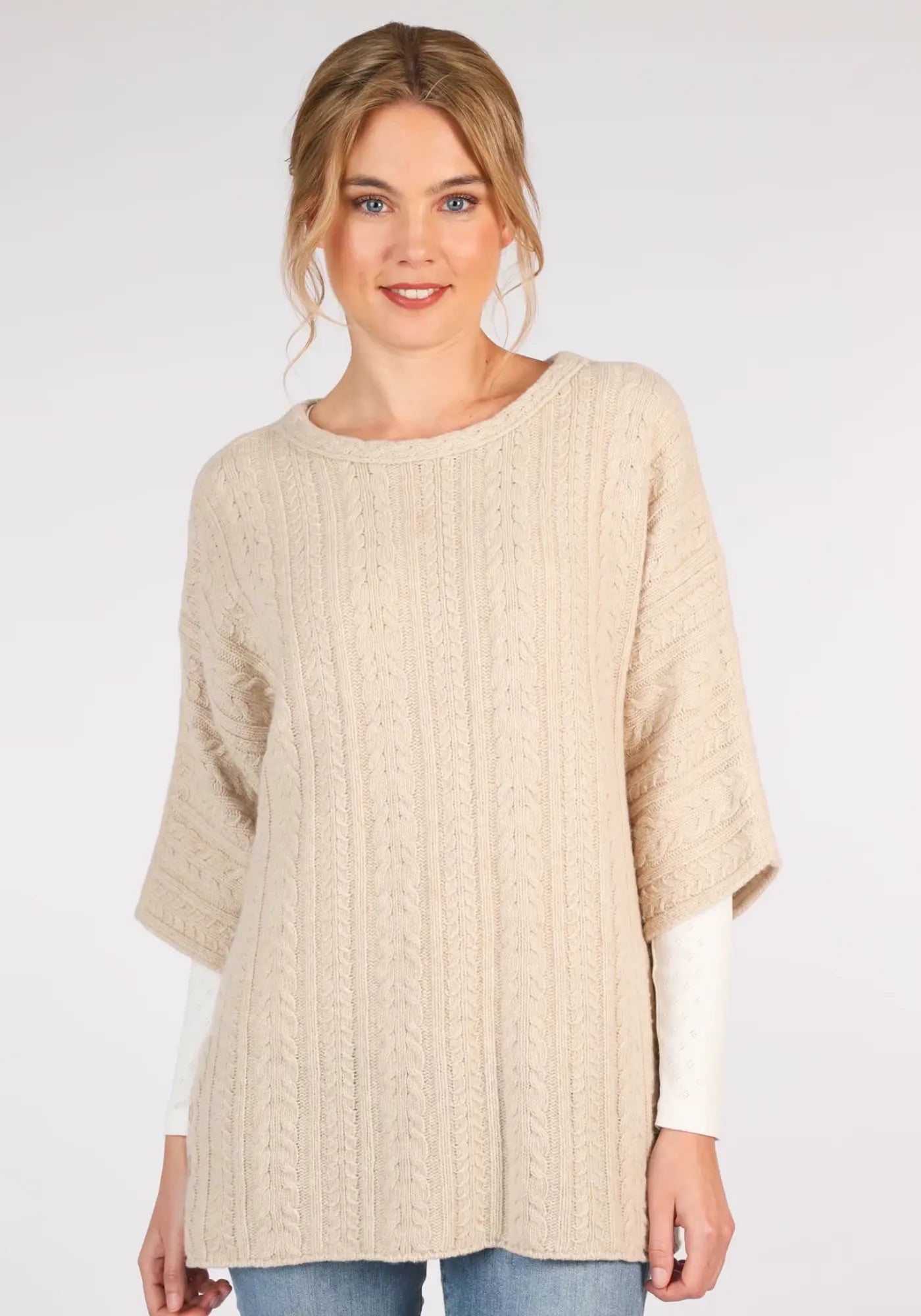 Der Mitzi Pullover in Beige überzeugt mit lässigem oversized Schnitt und Cable-Muster. Perfekt kombinierbar für stilvolle Alltagslooks. Jetzt entdecken!