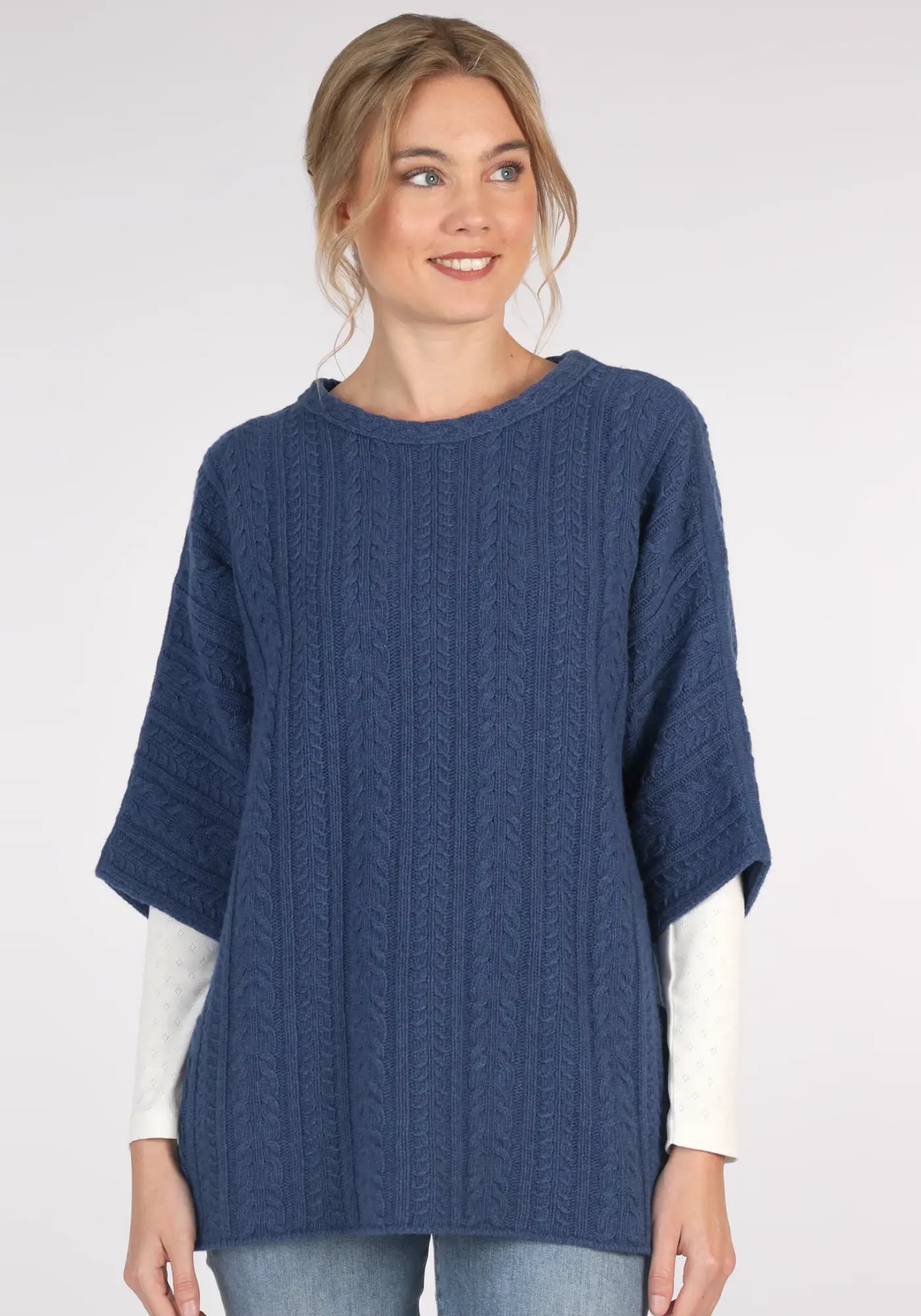 Der Mitzi Pullover in Blau kombiniert lässigen oversized Stil mit hochwertigem Cable-Muster. Ideal für kühle Tage und vielseitige Outfits. Jetzt entdecken!