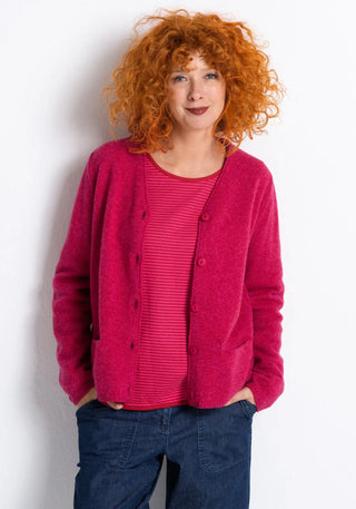 Model trägt die Meliert Strickjacke in Granat, gefertigt aus reiner Schurwolle von HEIDEKÖNIGIN. Zeitloser und nachhaltiger Look für kalte Tage.


