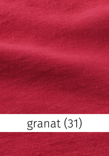 Nahaufnahme des hochwertigen Leinenstoffs in Granatrot mit natürlicher, strukturierter Oberfläche, ideal für angenehme Sommertage.