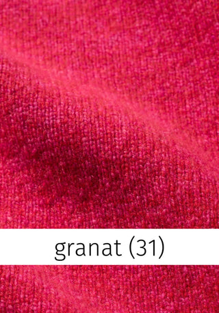 Nahaufnahme der Strickjacke meliert in der Farbe Granat (31) aus 100% Schurwolle. Nachhaltig gefertigt und weich in der Haptik. Ideal für den Herbst und Winter.