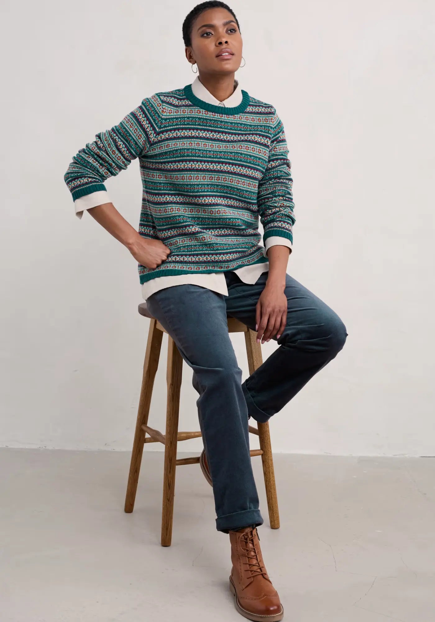 Percella Cove Strickpullover mit geometrischem Fair Isle Muster in Blau, aus weicher Merinowolle und recyceltem Nylon.