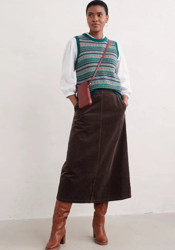 Die Percella Weste in Grün ist ein Highlight für die kälteren Monate. Das geometrische Muster und der weiche Merino-Mix machen sie ideal für gemütliche und stilvolle Outfits.