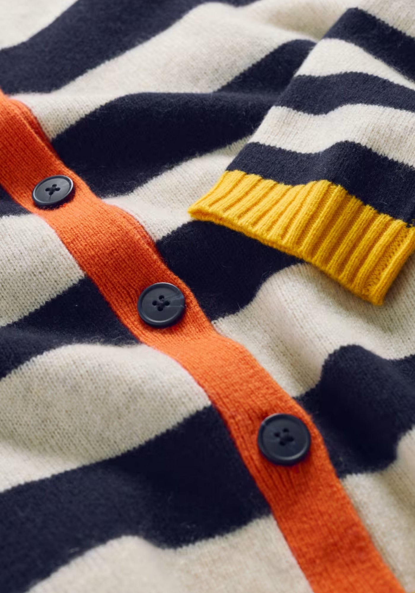 Legerer Lambswool-Cardigan mit recycelten Fasern für zusätzliche Strapazierfähigkeit und warmen Komfort.