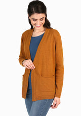 Der Rachel Cardigan in Orange vereint Stil und Komfort. Lockere Passform und weiche Lambswool-Mischung machen ihn zum idealen Begleiter für den Alltag.