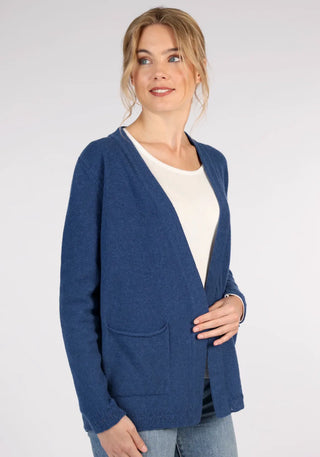 Der blaue Rachel Cardigan verbindet weiche Lambswool mit einem modernen, offenen Design. Ideal für einen eleganten, aber entspannten Look.