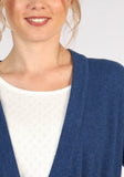 Die Rachel Strickjacke in Blau bietet einen lockeren, offenen Schnitt und ist ideal für kühle Tage. Perfekt kombinierbar mit Jeans, Röcken oder Kleidern.