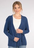 Entdecke die Rachel Strickjacke in Blau. Mit aufgesetzten Taschen und lockerer Passform ist dieser Cardigan die perfekte Ergänzung für jeden modernen Look.