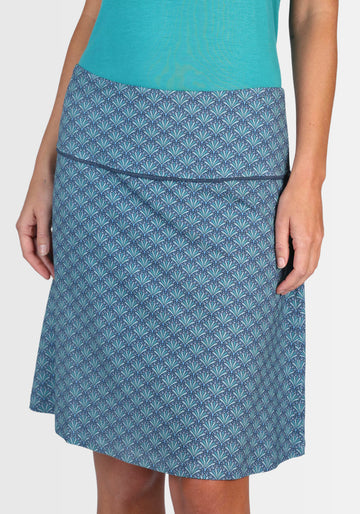 Ein Model präsentiert den Rock „Amanda“ in Dunkelblau mit frischem Federprint. Dank des bequemen, breiten Gummibunds sitzt der A-Linien-Rock perfekt an der Taille und verleiht eine feminine Silhouette.