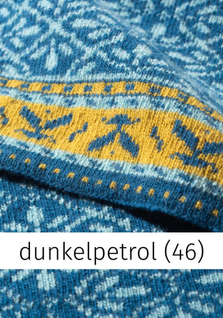 Detaillierte Ansicht des Runi Strickpullovers in Dunkelpetrol mit Jacquard-Muster, aus 100% muselingfreier Schurwolle gefertigt, perfekt für kühlere Tage.
