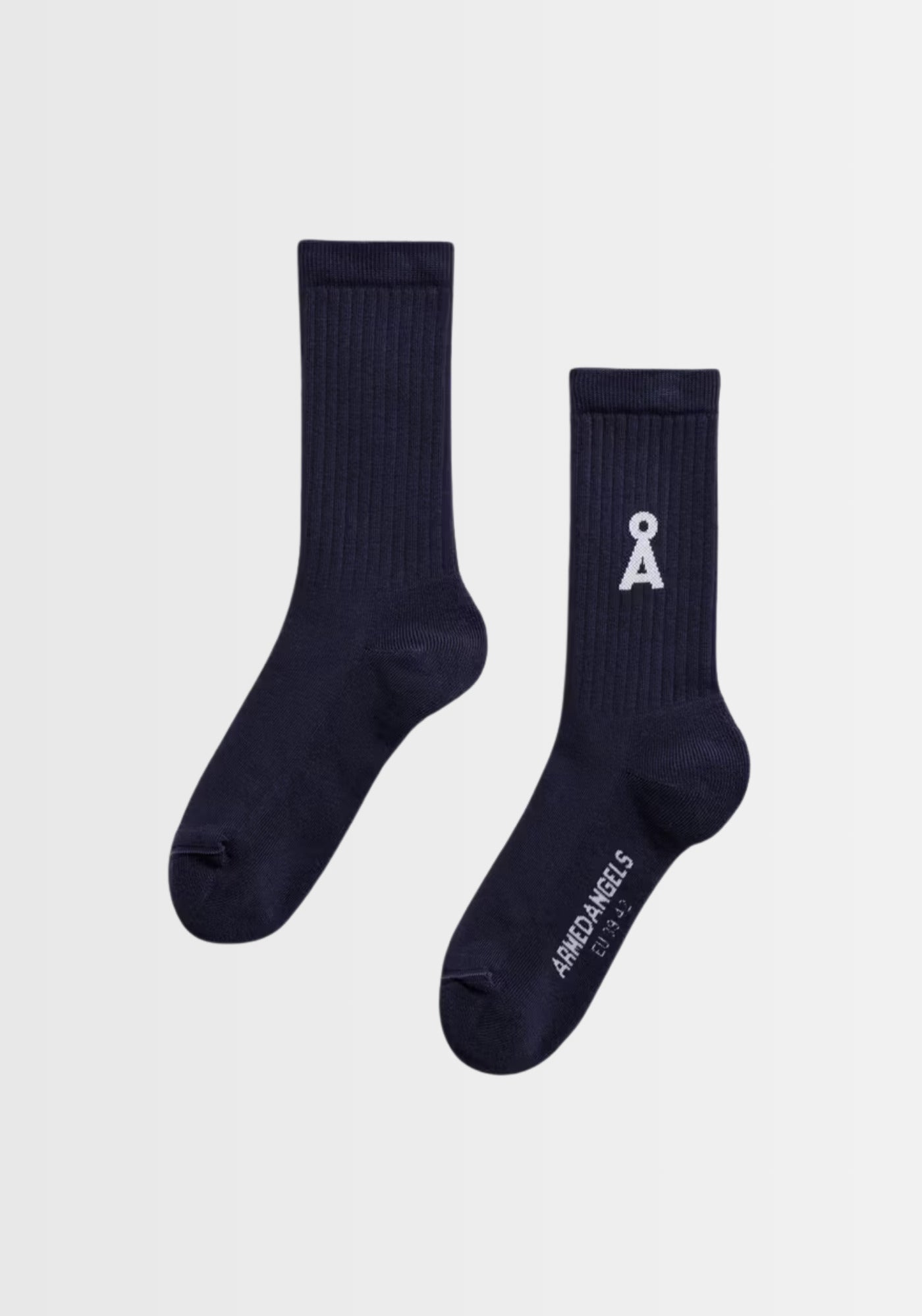 Freigestellte Ansicht der SAAMUS BOLD Socken in „night sky“. Die Socken bestehen aus einem nachhaltigen Mix aus Bio‑Baumwolle, recyceltem Polyamid und Elasthan, GOTS‑zertifiziert und PETA‑approved vegan – ideal für den täglichen Tragekomfort.

