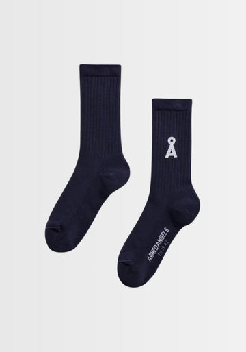 Freigestellte Ansicht der SAAMUS BOLD Socken in „night sky“. Die Socken bestehen aus einem nachhaltigen Mix aus Bio‑Baumwolle, recyceltem Polyamid und Elasthan, GOTS‑zertifiziert und PETA‑approved vegan – ideal für den täglichen Tragekomfort.

