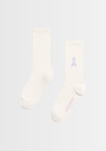 Freigestellte Ansicht der SAAMUS BOLD Socken in "oatmilk‑lavender light". Hergestellt aus einem nachhaltigen Materialmix aus Bio-Baumwolle, recyceltem Polyamid und Elasthan, bieten sie optimalen Tragekomfort. Die Socken sind GOTS-zertifiziert und PETA-approved vegan – produziert in Braga, Portugal.