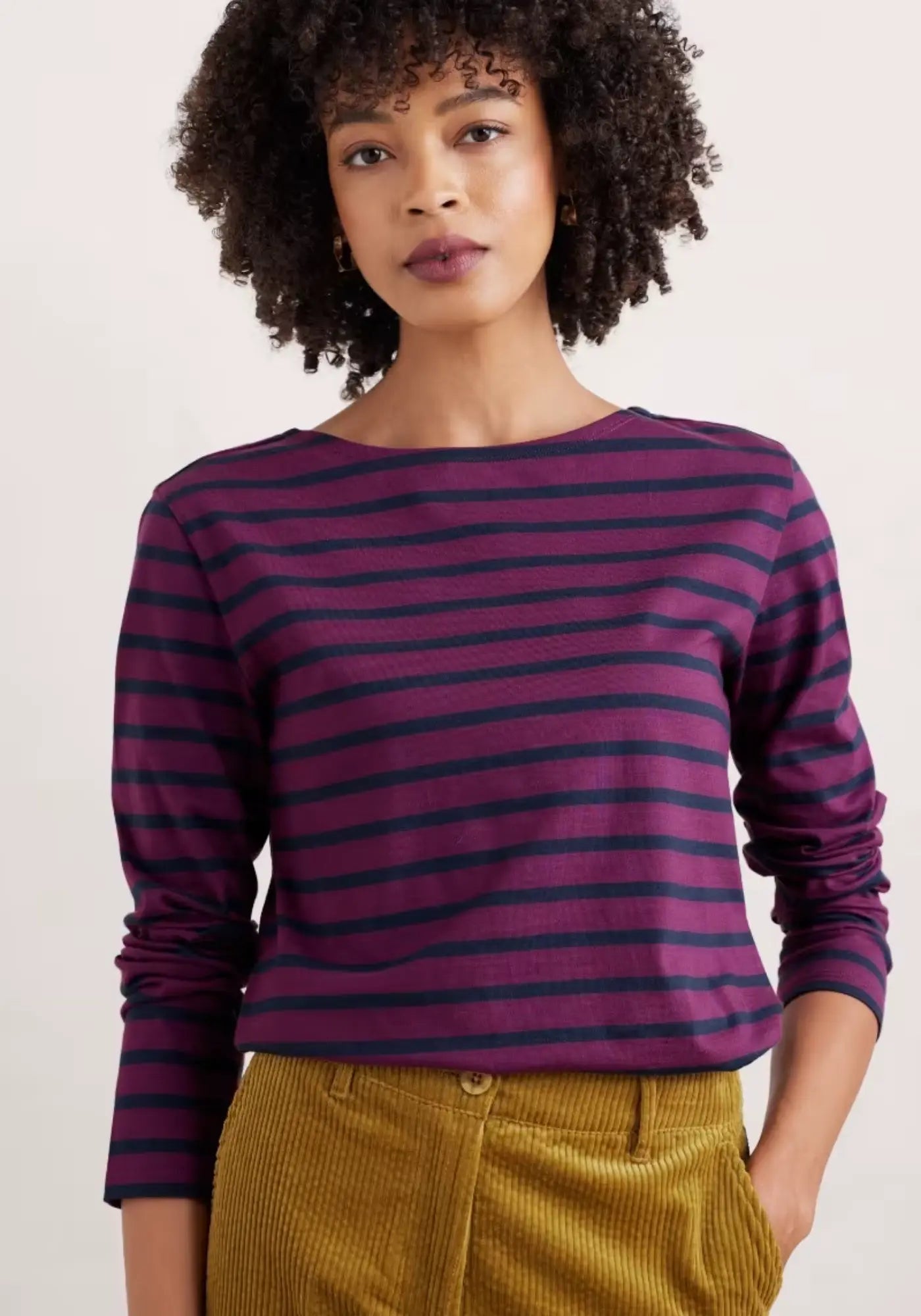 Damen-Langarmshirt mit Breton-Streifen und elegantem Bootsausschnitt, aus weicher, atmungsaktiver Bio-Baumwolle.