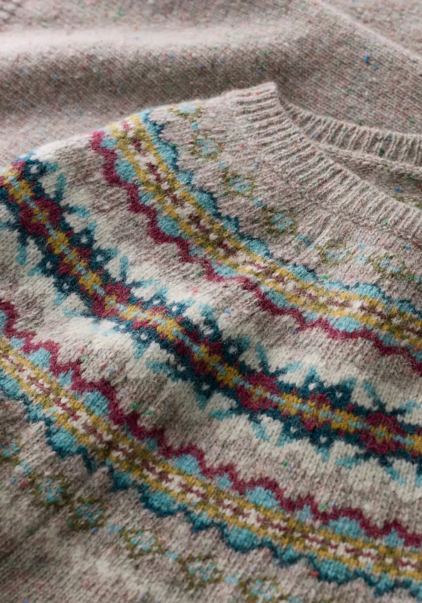 Eleganter Strickpullover mit semi-taillierter Passform und Fair-Isle-Muster, hergestellt aus 80% Lammwolle und 20% recyceltem Nylon.