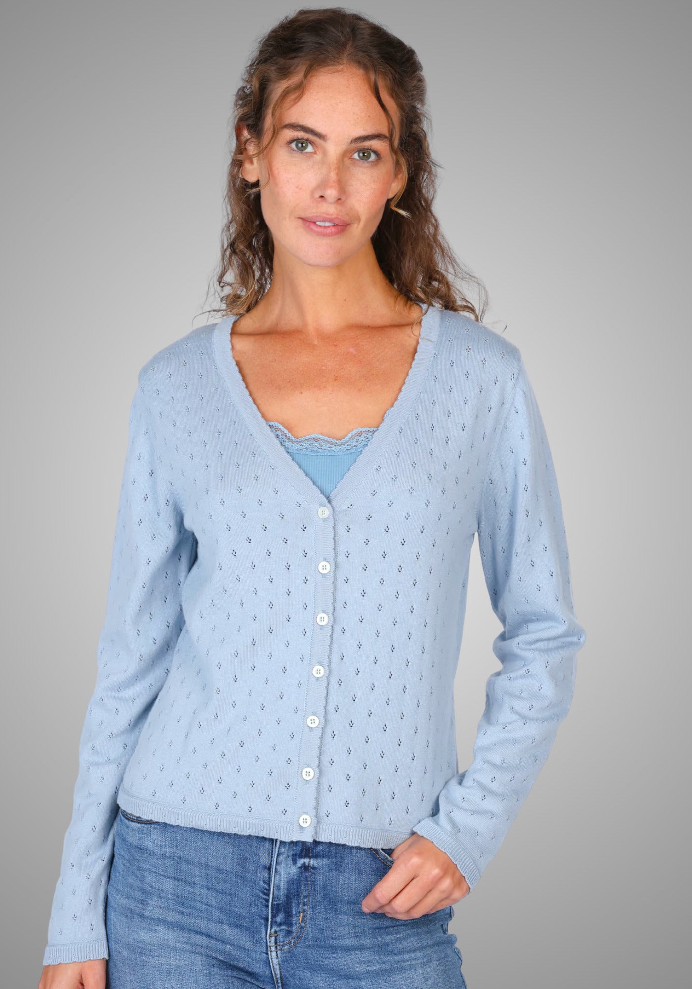Bequeme, normal geschnittene Strickjacke in Hellblau, mit aufwendigem Ajourmuster und langen Ärmeln, schonend waschbar bei 30°.

