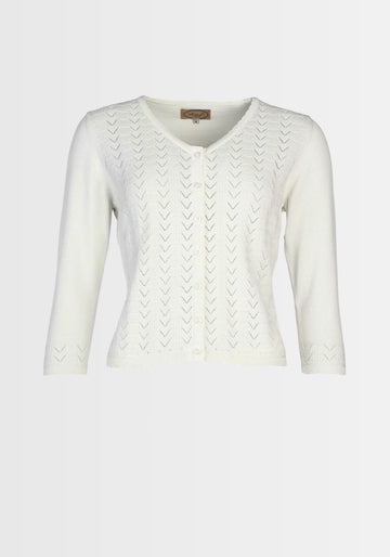 Model präsentiert die „Liselotte“ Strickjacke in Weiß aus 100% Bio-Baumwolle in einem eleganten Freizeitlook. Das feine Ajourmuster und der klassische Schnitt machen diesen Cardigan zur idealen Ergänzung zu Kleidern und Röcken.