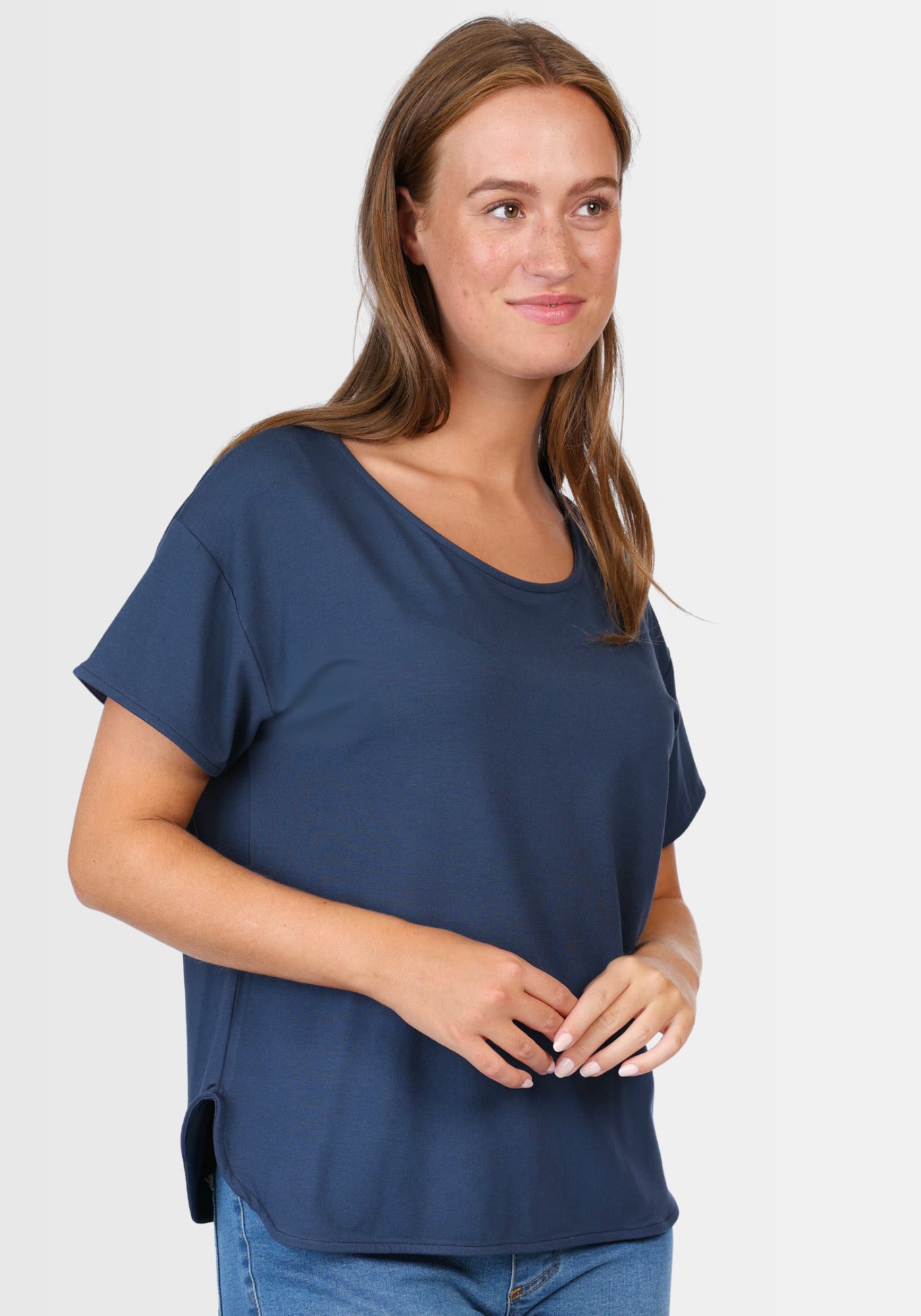 Model trägt das navyblaue T-Shirt „Betzi“ mit rundem Halsausschnitt und kurzem Ärmel, aus 95% LENZING™ ECOVERO™ Viskose und 5% Elasthan.