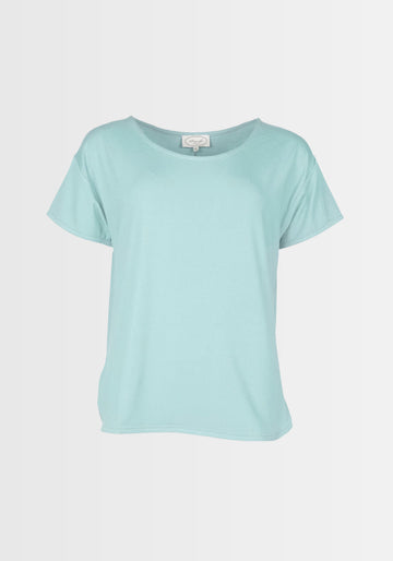 Freigestellte Ansicht des T-Shirts "Betzi" in Turquoise, die die hochwertige Verarbeitung und den lockeren Schnitt klar zur Geltung bringt.